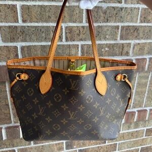 NEVERFULL PM IN MONOGRAM🩶
Authenticated by MasterAuthentication